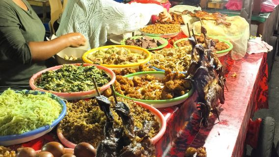 Cultura e cucina: tour a piedi del mercato alimentare notturno di Denpasar con guida esperta a Bali