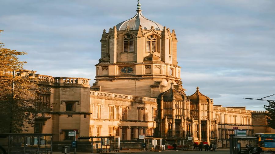 英國牛津大學Oxford包車一日遊倫敦來回中文司導上門接送