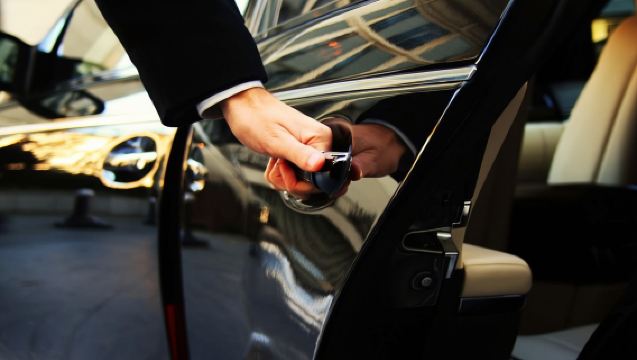 บริการรับส่งจากสนามบินอุชัวยา