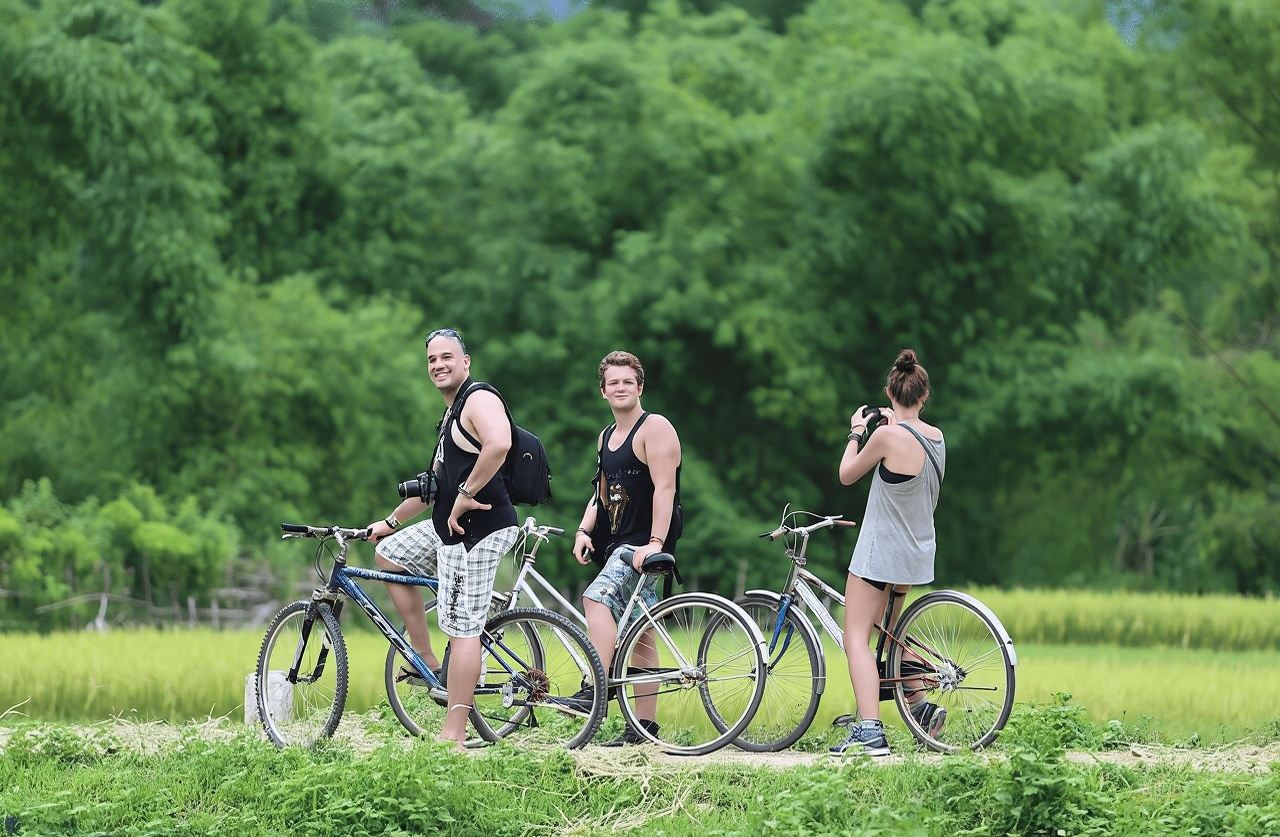 Crociera sul Fiume dei Profumi e Immersione nel Villaggio di Thủy Biều