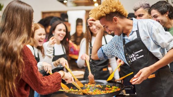 Barcelona: Clase de cocina de paella con visita al mercado y más
