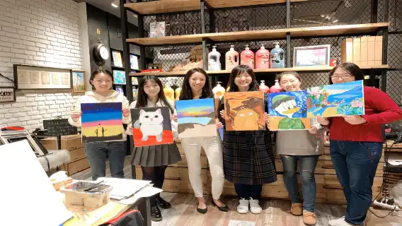 Draw, Chat, Drink Coffee, and Spend a Fun and Comfortable Afternoon