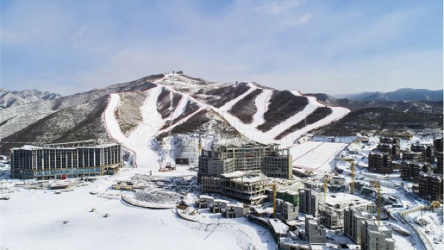 1-day tour to Cuiyunshan Yinhe Ski Field in Chongli, including ski equipment for two and a 3-hr 1-on-1 coaching session