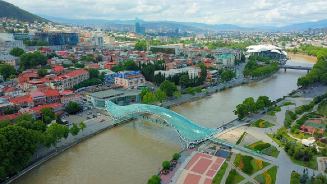 มหาวิหารทรินิตี้ศักดิ์สิทธิ์ + โบสถ์เมทคี + รถรางทบิลิซี + เหมารถสะพานแห่งสันติภาพ