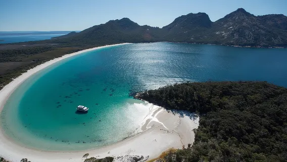 Du thuyền Wineglass Bay từ Vịnh Coles