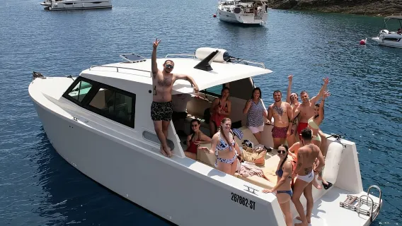 Excursion d'une journée en hors-bord à la grotte bleue et aux 5 îles de Hvar au départ de Split