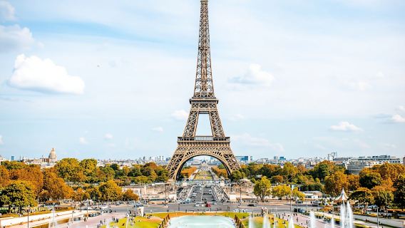 Guided visit of the Eiffel Tower by foot with summit option