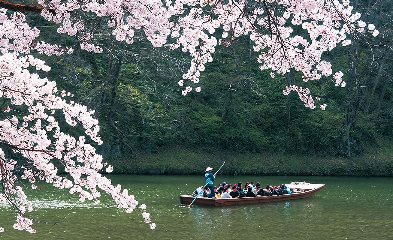 Geibikei Gorge River Boat Ride Experience in Iwate: With Local Delicacies
