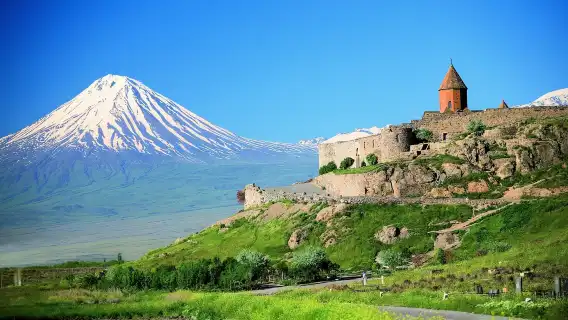 ホルウィラップ、アザット湖、ガニ寺院、ゲガール、ラワシュを体験するワンデーツアー。