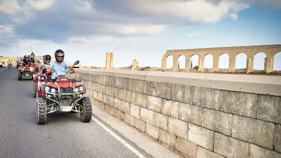 Gozo: tour di un giorno intero in quad con barca privata andata e ritorno