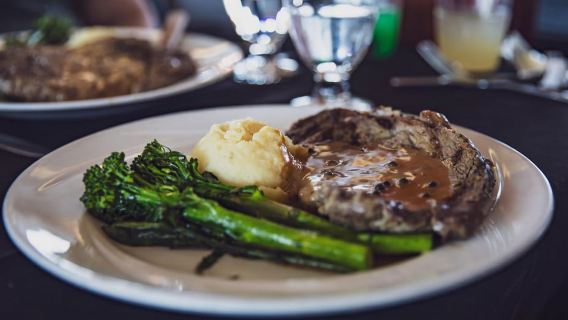 ทะเลสาบแทโฮ: ล่องเรือดินเนอร์ชมพระอาทิตย์ตก