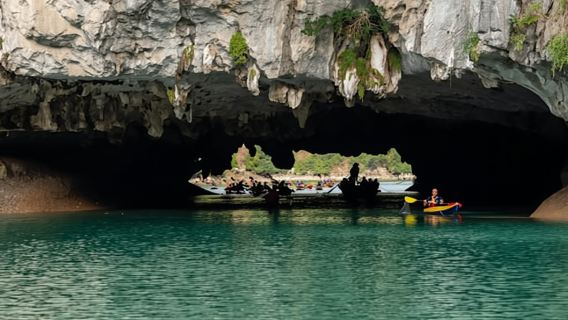 Ha Long Bay 6-hour cruise from Hanoi with lunch and boat party