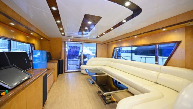 【香港遊艇包船出海】香港65呎西式豪華遊艇包船出海觀光娛樂或夜遊維港~暢享水上娛樂與海景