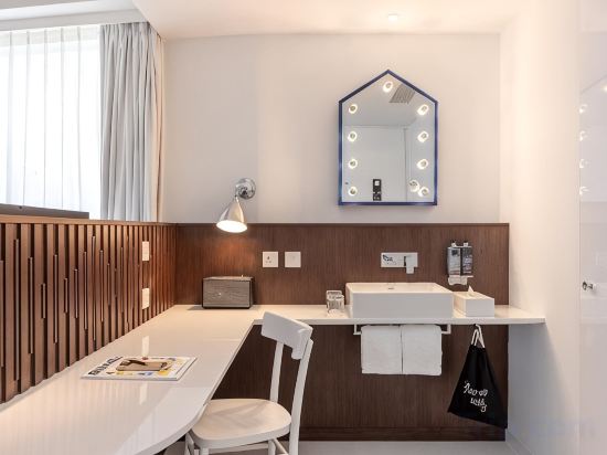 Ruby Zoe Hotel London - Tap to explore photos