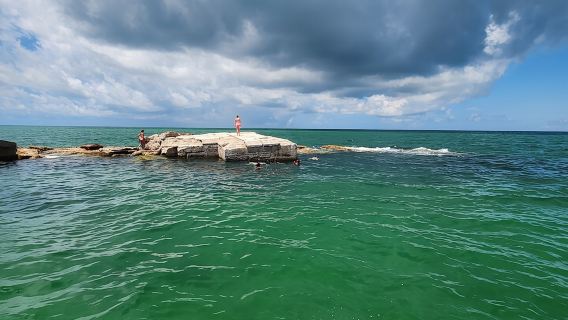 ทัวร์ล่องเรือพร้อมกิจกรรมกีฬาทางน้ำและดำน้ำตื้นใกล้หาดเซนต์ปีเตอร์สเบิร์ก