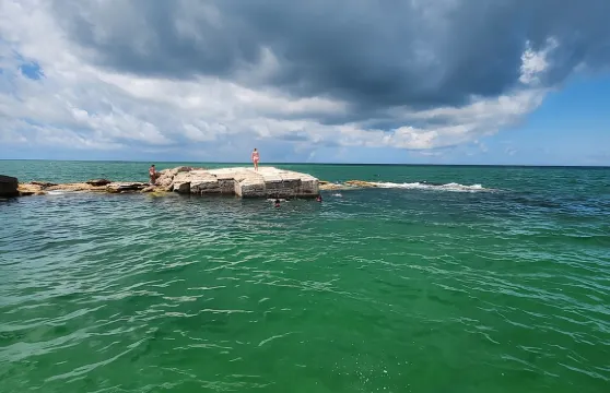 在聖彼得海灘附近乘船遊覽,體驗水上運動和浮潛。