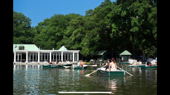 NYC: Central Park Rickshaw Tour with Boat Rental