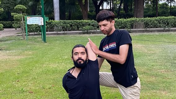 Nuova Delhi: Yoga al sole per lenire l'anima nei giardini di Lodhi