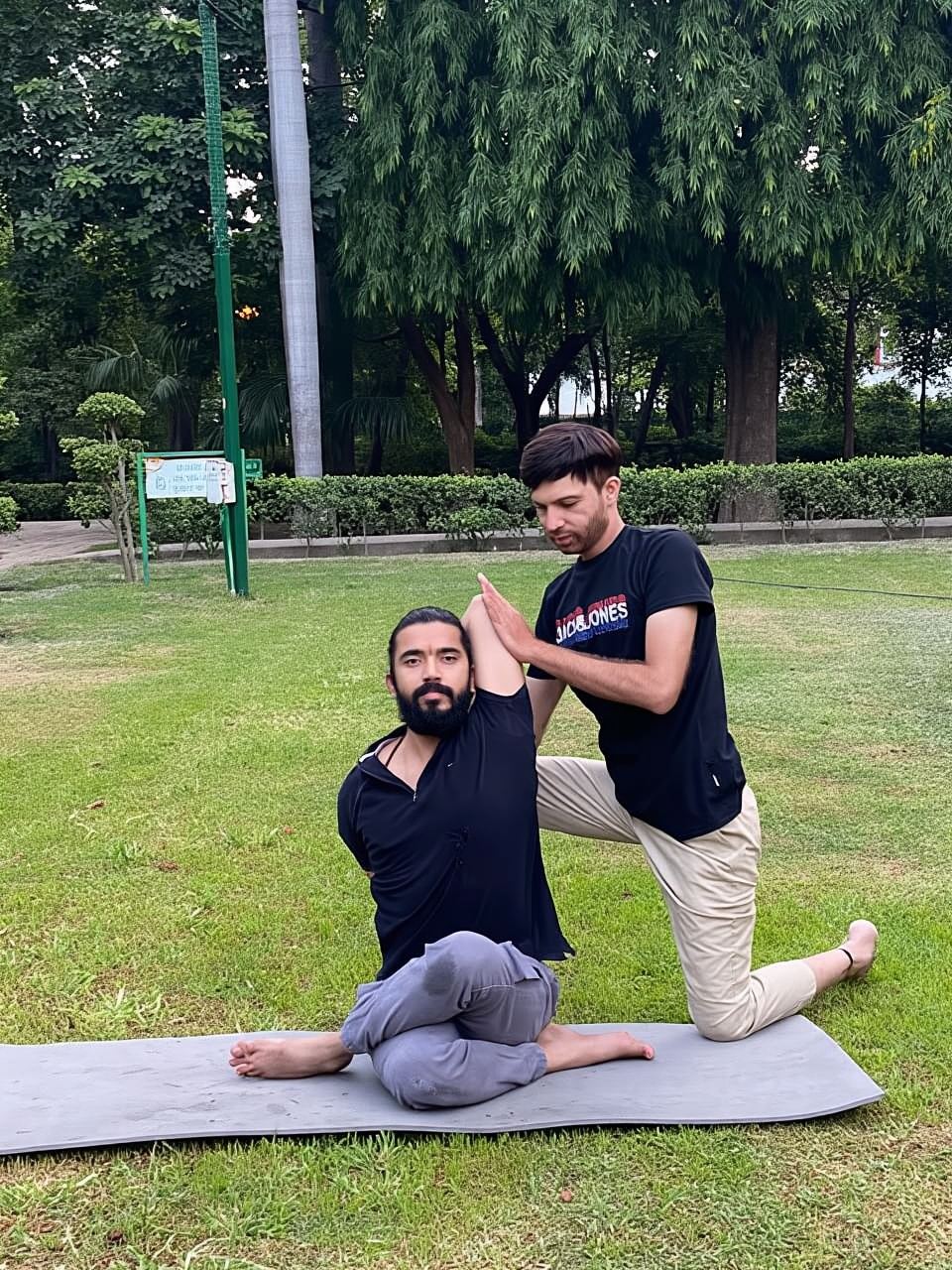 นิวเดลี: โยคะแสงอาทิตย์ผ่อนคลายจิตใจในสวนโลดี