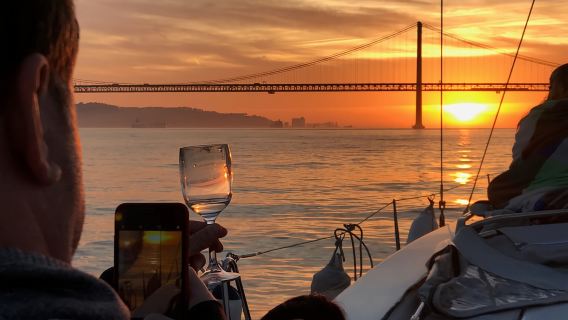 Lisbon: Du thuyền Catamaran sang trọng ngắm hoàng hôn và rượu vang