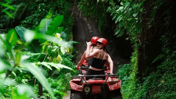 峇裡島烏布：Kuber ATV 四輪摩托車，帶長隧道和瀑布
