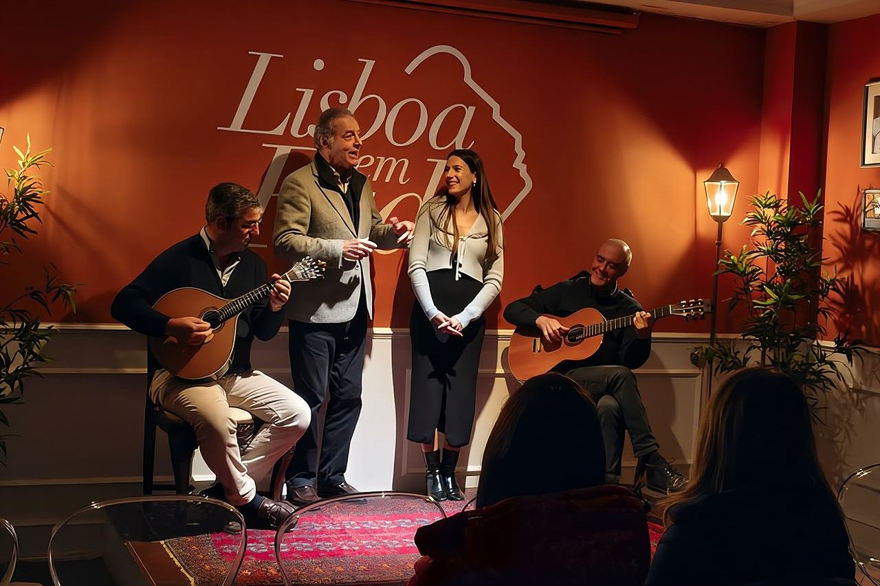 역사적인 리스본 엠 파두(Lisboa em Fado)에서 포트 와인과 함께하는 파두 쇼(Fado Show) 