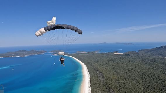 エアリービーチ シーニックスカイダイビング【ホワイトヘブンビーチ着地オプション/市内送迎付き丨写真・ビデオ追加購入可丨グレートバリアリーフ眺望丨Skyone Skydiving】