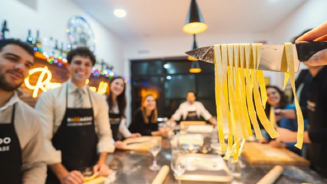 Pasta-Kochkurs in Rom mit italienischen Saucen und inklusive Wein