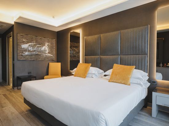 Hotel & Resort Tre Fontane Luxury Room Type - Deluxe Room with Side Sea View