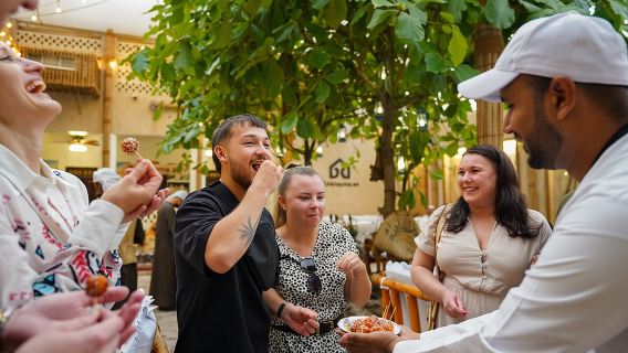 Dubai: Old Town, Souks, Street Food, Guided Tour & Abra Ride