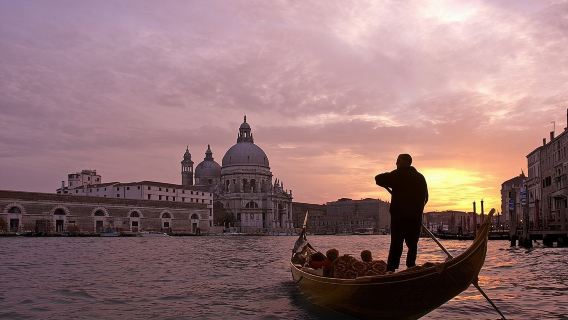 Venesia Romantis: Naik Gondola 30 Menit dengan Musik Serenade