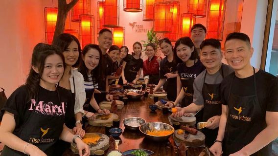 Atelier de cuisine à Hanoï avec visite du marché – Apprenez à préparer le phở, le bánh xèo et le nem rán dans une villa paisible