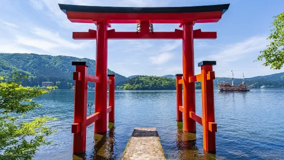 Tagesausflug zum Friedenstorii des Hakone-Schreins, Owakudani, Piratenschiff und den Oshino Hakkai in Japan