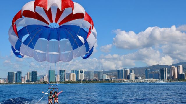 Experiencia de parasailing en Waikiki y Diamond Head