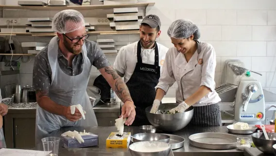 Athena: Kelas Memasak Yunani & Makan Malam di Atap