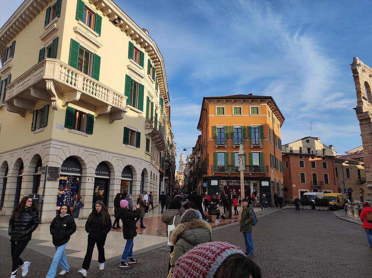 Verona: Small Group Guided Walking Tour with Arena Tickets