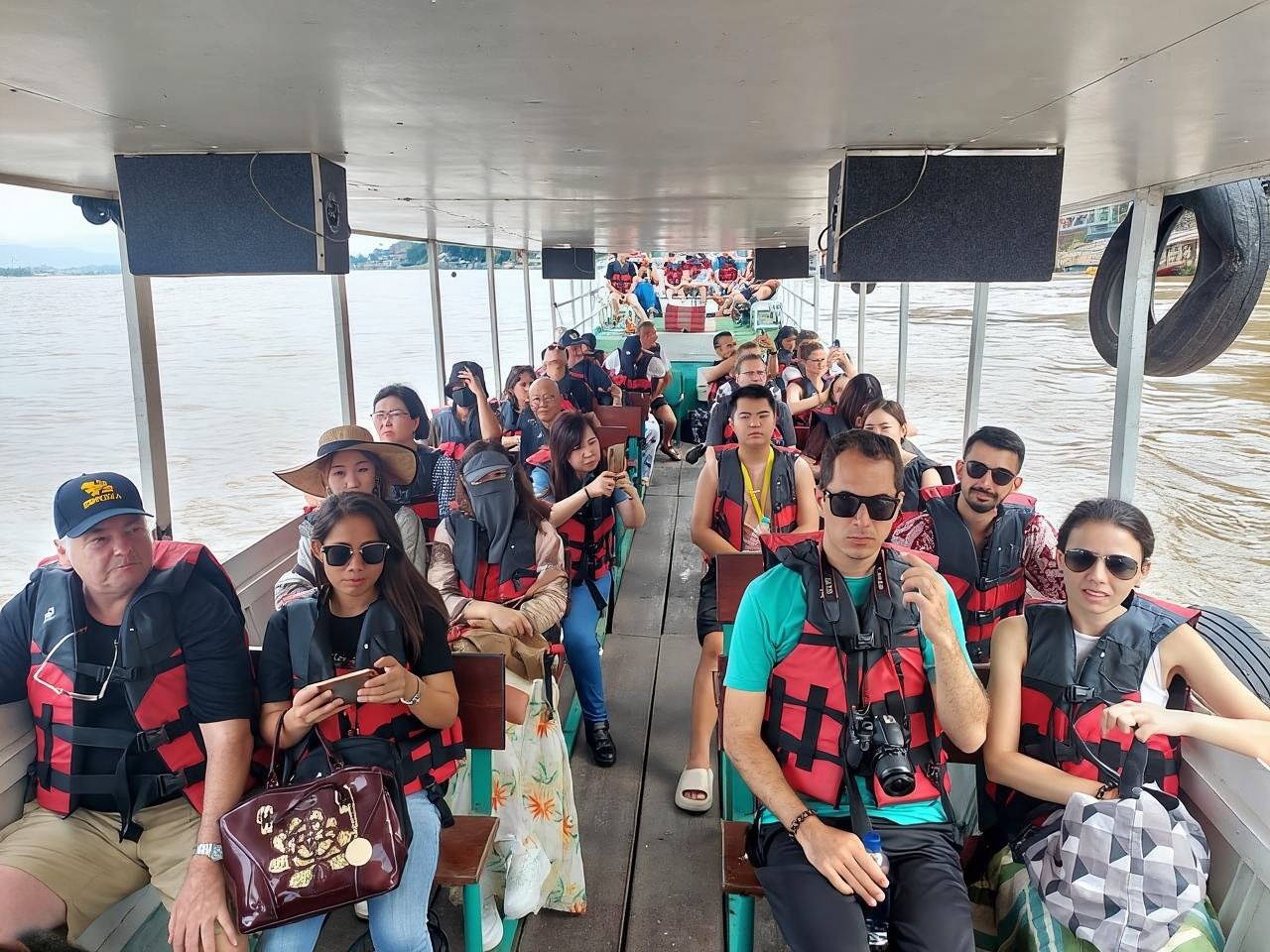 チェンマイ発：チェンライの寺院とゴールデントライアングルツアー