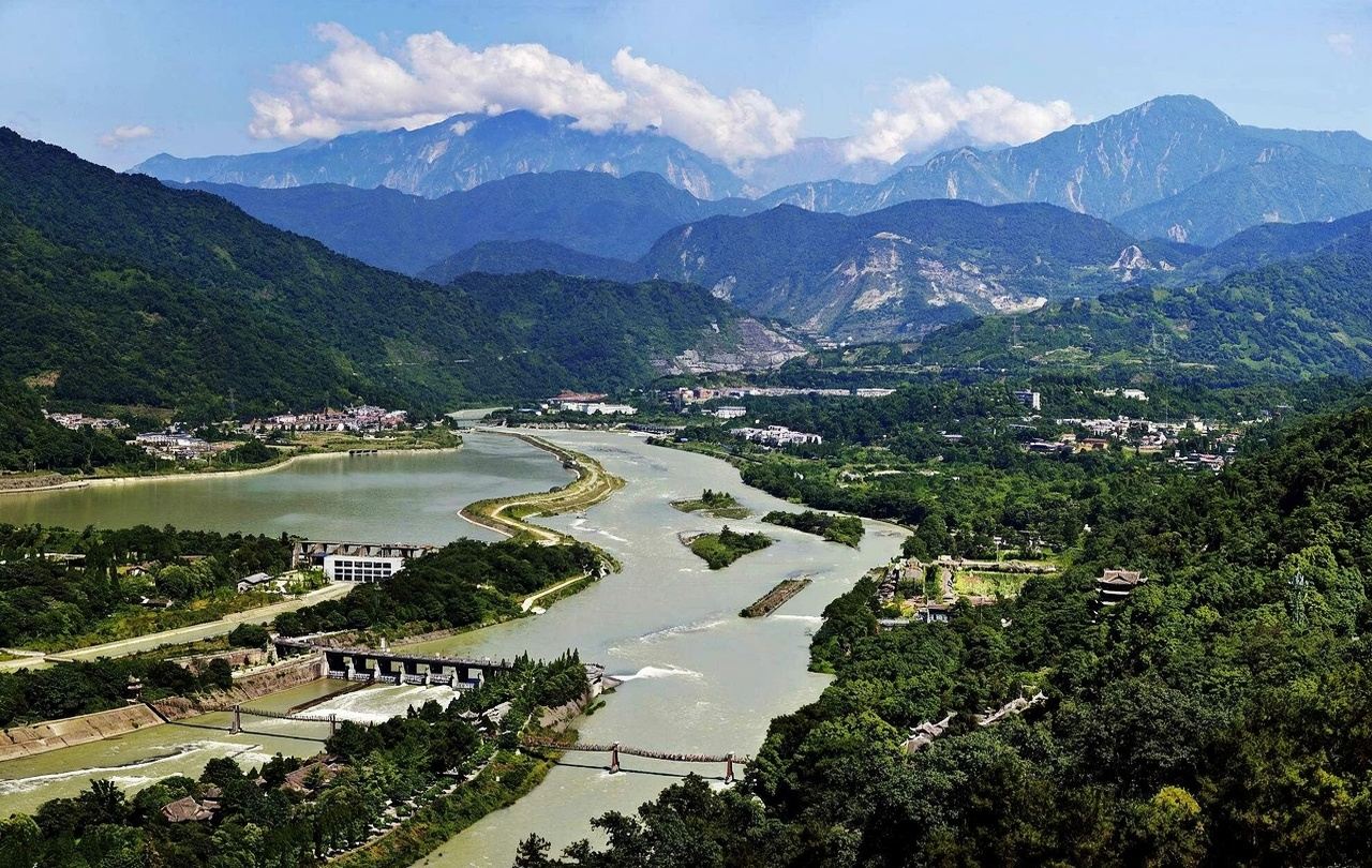 Tour giornaliero da Chengdu a Dujiangyan e al Parco dei Panda