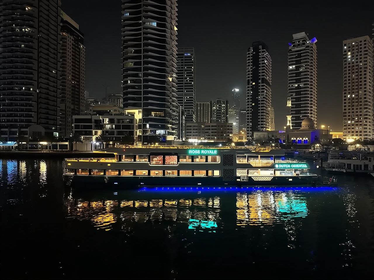 [Abu Dhabi] ROSE ROYALE Abu Dhabi: Pranzo a buffet su un lussuoso mega yacht con diverse opzioni di pacchetto, inclusi soft drink, alcolici o area VIP