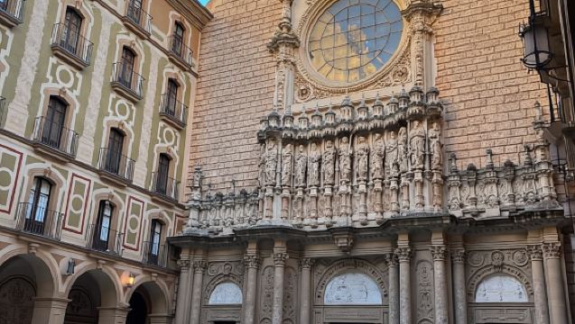 Barcelona: Excursión a Montserrat al amanecer con visita a la abadía y senderismo
