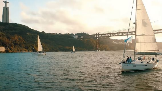 Lisbon Private Romantic 2h Cruise with sparkling wine-Day/Sunset