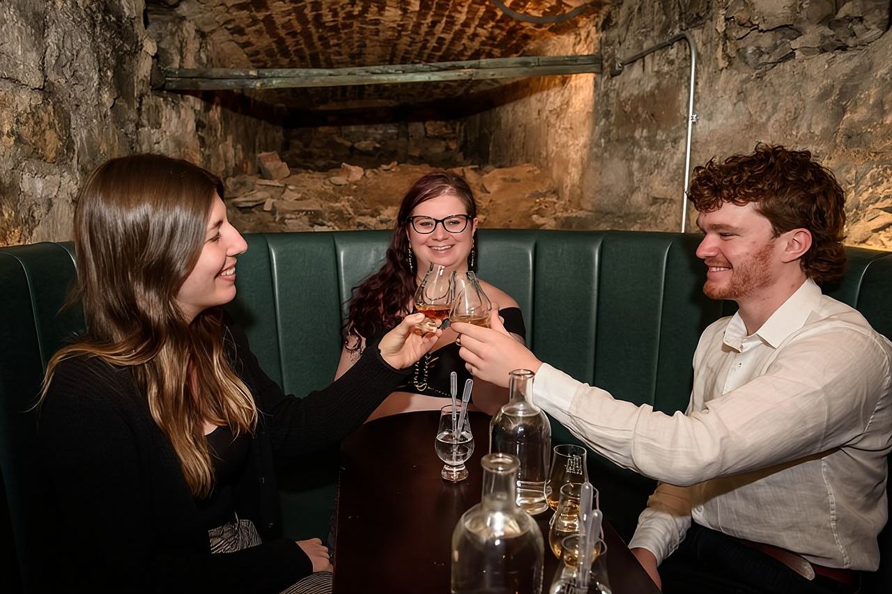 Degustazione di whisky di lusso nelle cantine sotterranee di Edimburgo|90 minuti