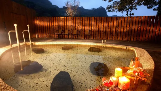 Miaoli Hushan Resort: Honeymoon Hot Spring House
