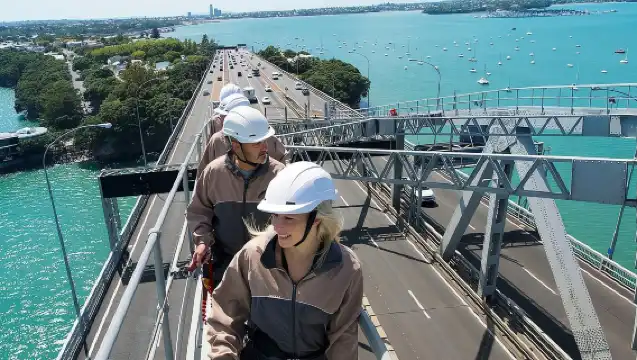 สัมผัสประสบการณ์ปีนผาหินที่สะพานโอ๊คแลนด์ฮาร์เบอร์ด้วยการขับรถด้วยตนเอง 2406