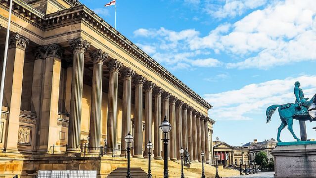 Una Passeggiata nel Tempo: Tour a Piedi della Storia di Liverpool