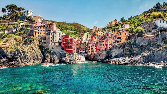 La Spezia: giro in barca alle Cinque Terre con snack e bevande