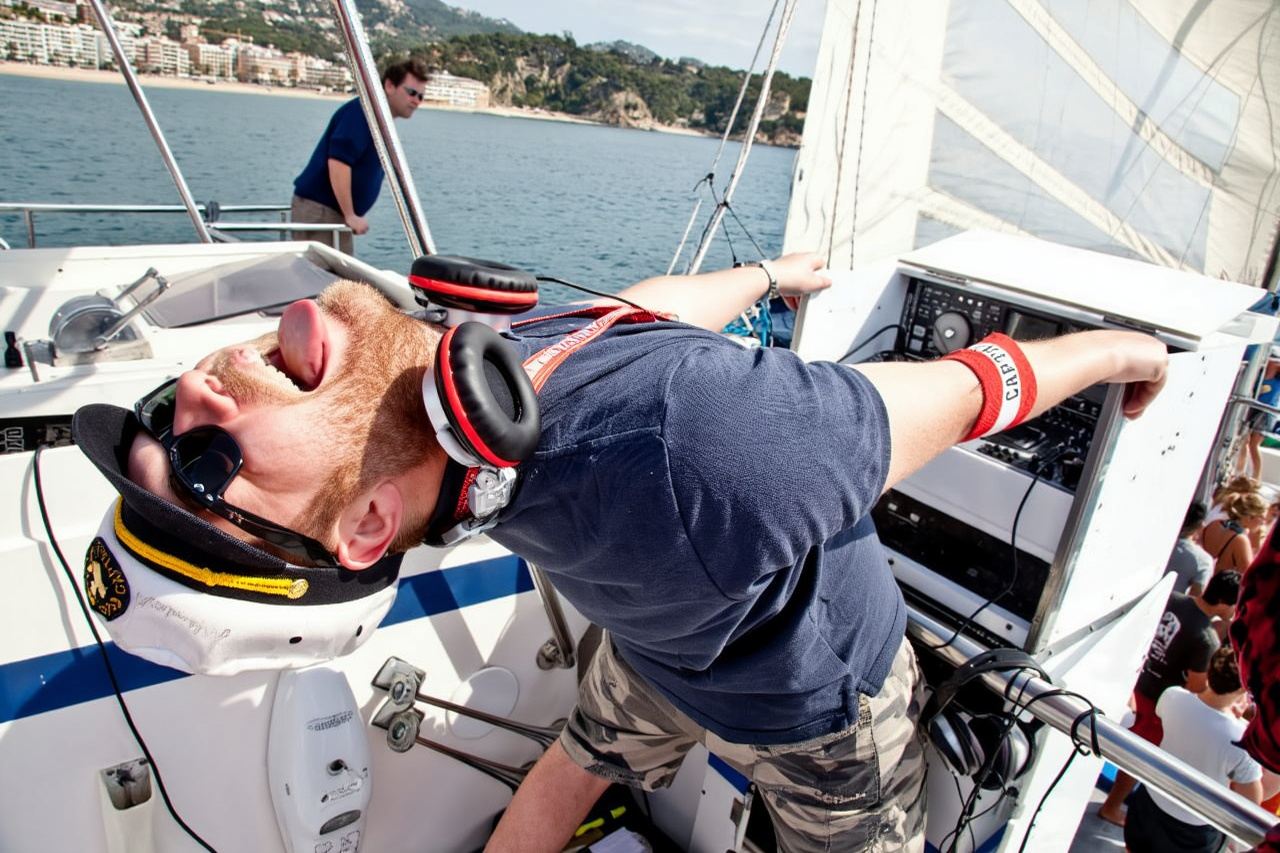 Lloret de Mar: Crucero en catamarán con comida, bebidas y música