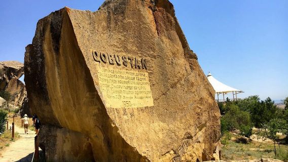 Bakou : excursion à la journée aux volcans de boue de Gobustan et aux danseurs anciens depuis Bakou