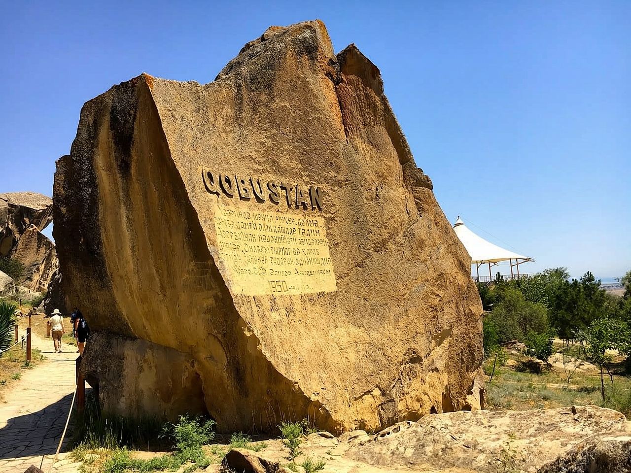 Baku: tour giornaliero ai vulcani di fango di Gobustan e danzatori antichi da Baku