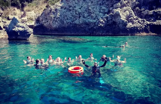 陶爾米納和貝拉島海岸到海岸浮潛之旅